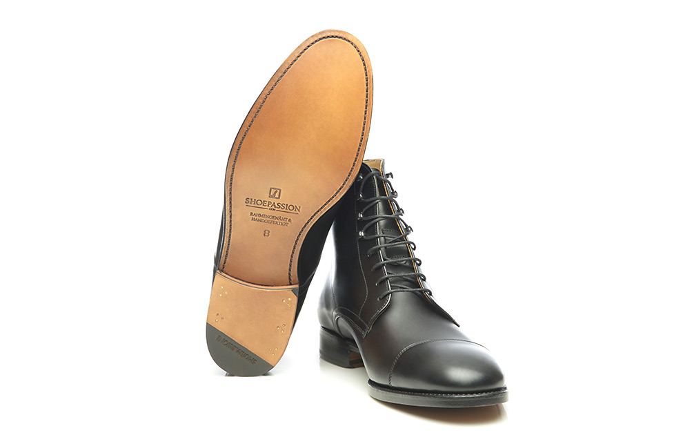 Goodyearwelted captoe Derby boot in black
